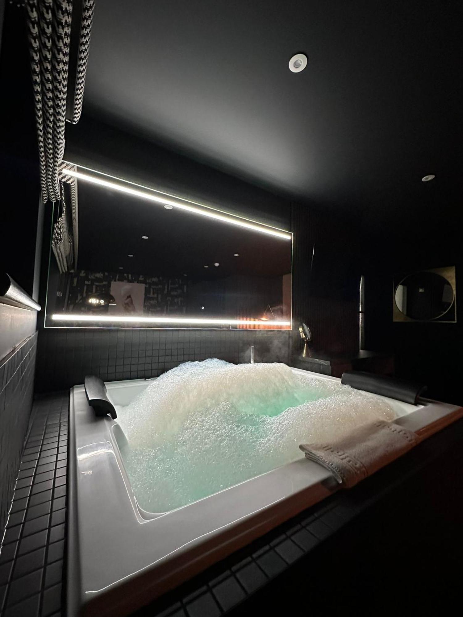 Secret Suites Ланкастер Екстер'єр фото